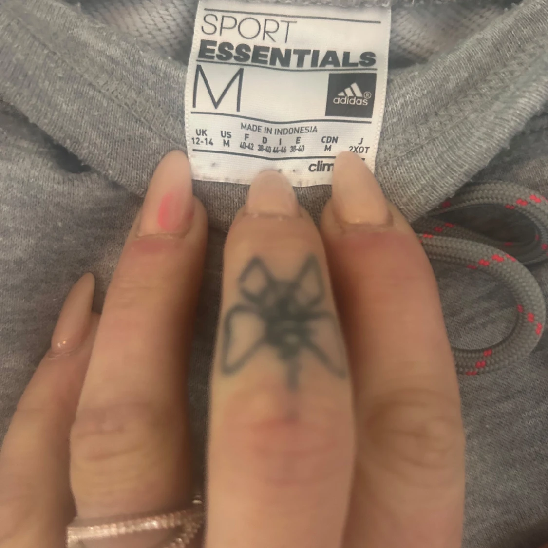 Grå mjukisbyxor från Adidas med rosa detaljer - 3