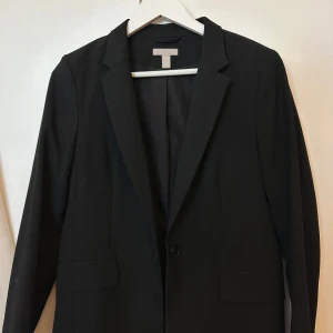 Svart kavaj från H&M - Storlek xs, fint skick!!💖