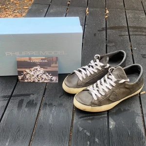 Grå sneakers från Philippe Model - Säljer ett par grå sneakers från Philippe Model. Lite slitage. Inget som märks när man går