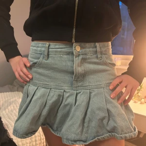 Lågmidjad jeanskjol - Supersöt lågmidjad jeanskjol från PrettyLittleThing med volang nertill. Köpt på Vinted och använd fåtal gånger. Tyvärr är dragkedjan trasig, men ingenting som jag tycker att man tänker på ändå. Det står på att det är en storlek 36/S men skulle nog säga att den mera är xs då den är liten i storleken💖💖