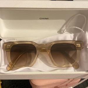 Chimi 04 beige  - Jätte fina! Nästan helt nya, använder inte längre pga jag har ändrat färg på mitt hår och jag gillar ej färgkombinationen