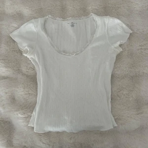 Vit topp med spetskant  - Söt vit topp från brandy Melville!💕