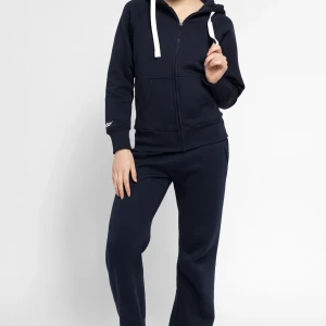 Mörkblå mjukisbyxor - Säljer hela russemerch settet i mörkblå! Aldrig tvättat så jätte skönt material och inte så använt. Jätte snyggt!❤️❤️Skriv om ni vill ha fler bilder eller har frågor!🤗