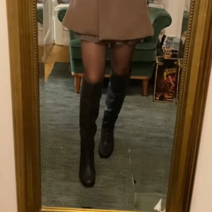 Svarta stövlar med klack och dragkedja - Säljer ett par svarta stövlar i skinn med blockklack och dragkedja på insidan. Stövlarna har en stilren design som passar till många outfits och är i jättebra skick!!!