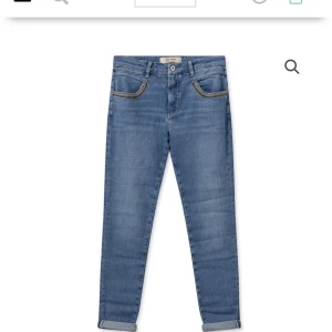 Mos Mosh Naomi Nion Spring Jeans - Nästan helt nya Mos Mosh jeans, köpte fel storlek. Mina jeans är samma som på bilden. Dock blev mina mörkare på bilden (vet ej varför.) Ny pris 1699 kr obs storlek 30, se bild = 40/42.