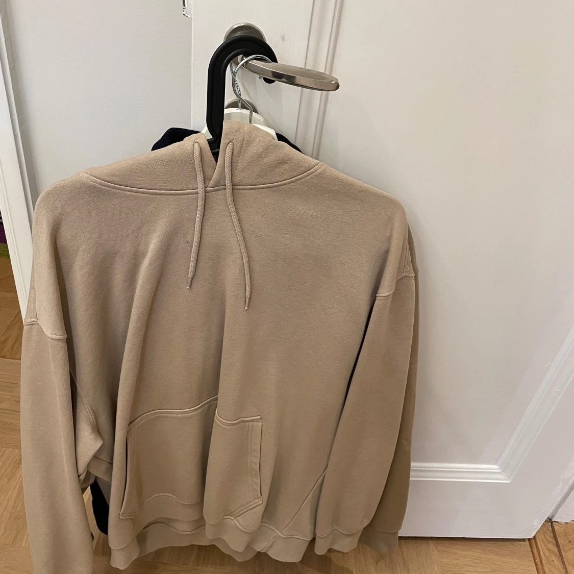 Beige hoodie från Weekday - 2