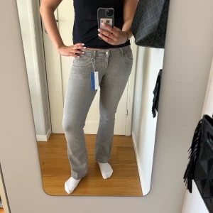 Ltb jeans - Hej jag säljer ett par grå Ltb jeans. Köpte dem för några veckor sedan och hann inte lämna tillbaka. Säljer då dem är korta för mig. Detta är modellen Molly som jag tycker är nästan exakt samma som Valerie. Dem är väldigt low waist och bootcut. Det är storlek 27 x 32. Plastpåsen jag fick dem i medföljer också. Då dem är helt nya och kostar 800 nypris säljer jag de för detta priset💕