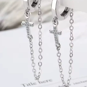  Helt nya Silverörhängen  925 med kors och kedja - Säljer ett par snygga örhängen i äkta silver (925-stämplade) med hängande kors och tunn kedja. Korsen är dekorerade med små glittriga stenar som ger extra bling. Perfekta för dig som gillar trendiga accessoarer med lite edge.