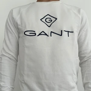 GANT tröja  - Tja! Säljer en vit GANT tröja som aldrig använts endast testats vid ett tillfälle. Tröjan är nyskick och det förekommer inga defekter. Storeken är S och true to size. Buda gärna, vid minsta lilla fundering tveka inte på att höra av er! Nypris 1599kr