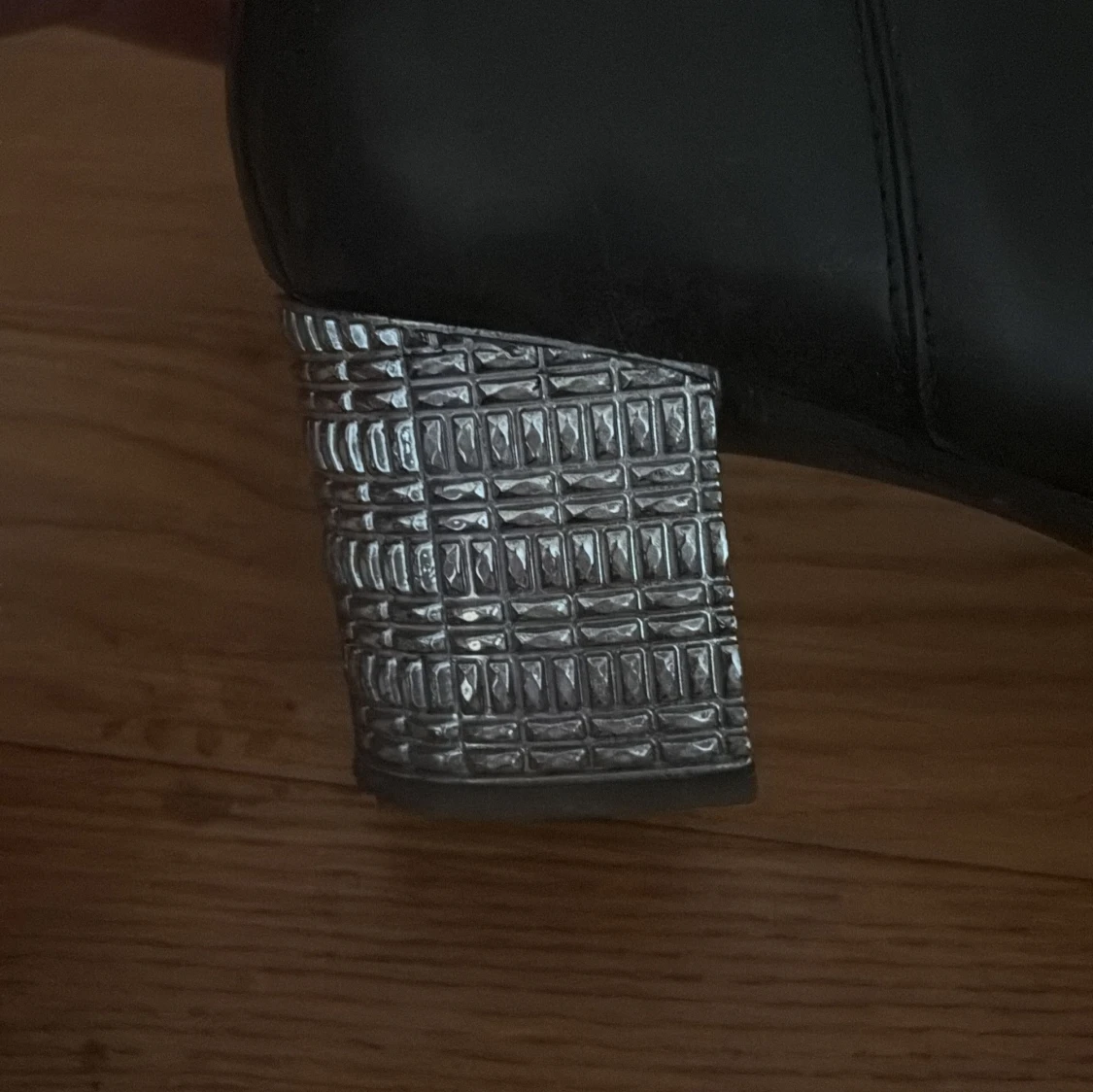 Svarta boots med silvrig klack - 2