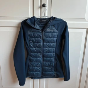 Mörkblå hybridjacka Peak Performance - Snygg mörkblå jacka från Peak Performance. Den är helt ny och oanvänd, inga defekter💗storlek xs