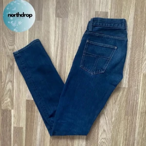 Mörkblå jeans från Tiger of Sweden  - Säljer ett par mörkblå jeans från Tiger of Sweden. . Jeansen har knappgylf och är tillverkade i ett mjukt denimtyg som sitter snyggt på kroppen.