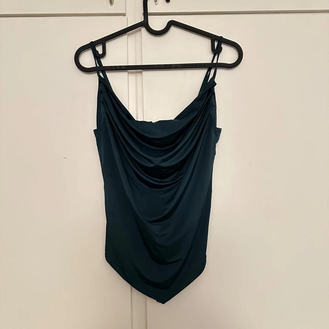 Mörkgrön satin linnetopp