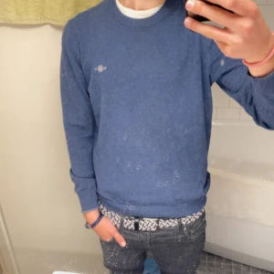 Blå tröja från Gant - Säljer en blå tröja från gant, med rund halsringning och diskret broderad logga på bröstet. 1400kr nypris. Använd men inte så att man ser att den är använd. Tveka inte på att höra av dig. Pris kan diskuteras😃