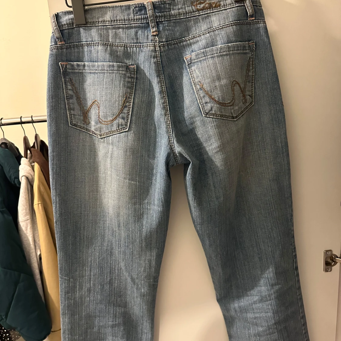 Ljusblå jeansbyxor med normal passform - 4