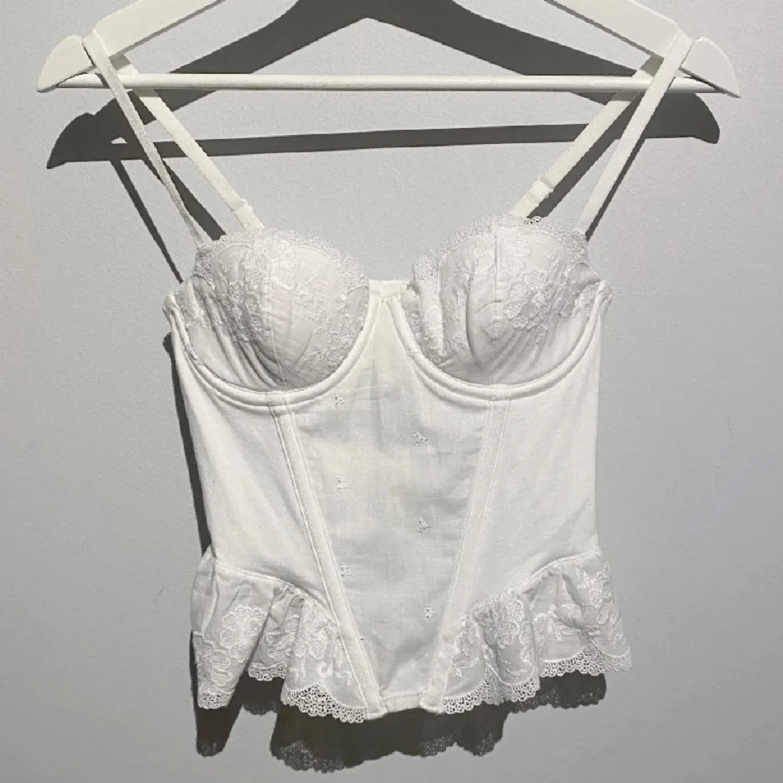 Vit spetskorsett med volang - 1