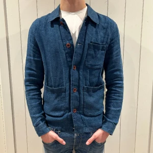 Overshirt - Säljer denna riktigt snygga overshirten ifrån märket Mango. Inga defekter eller liknande. Modellen är 185. Bara att skriva vid frågor eller funderingar 