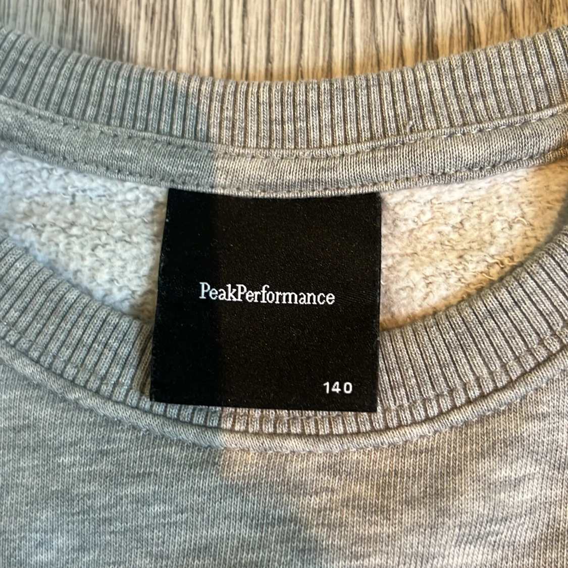 Grå sweatshirt från Peak Performance - 3