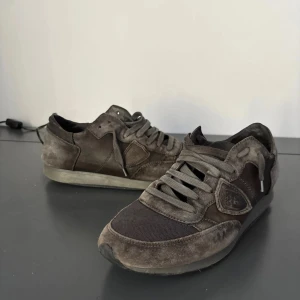 Grå skor från philippe model - Säljer ett par Grå sneakers från Philippe Model med ovandel i mocka och textil. Säljer för att dem inte passar längre/ Jävligt sköna