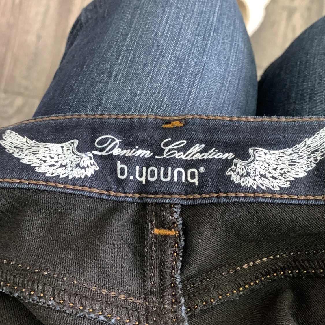 Mörkblå jeansbyxor från b.young - 2