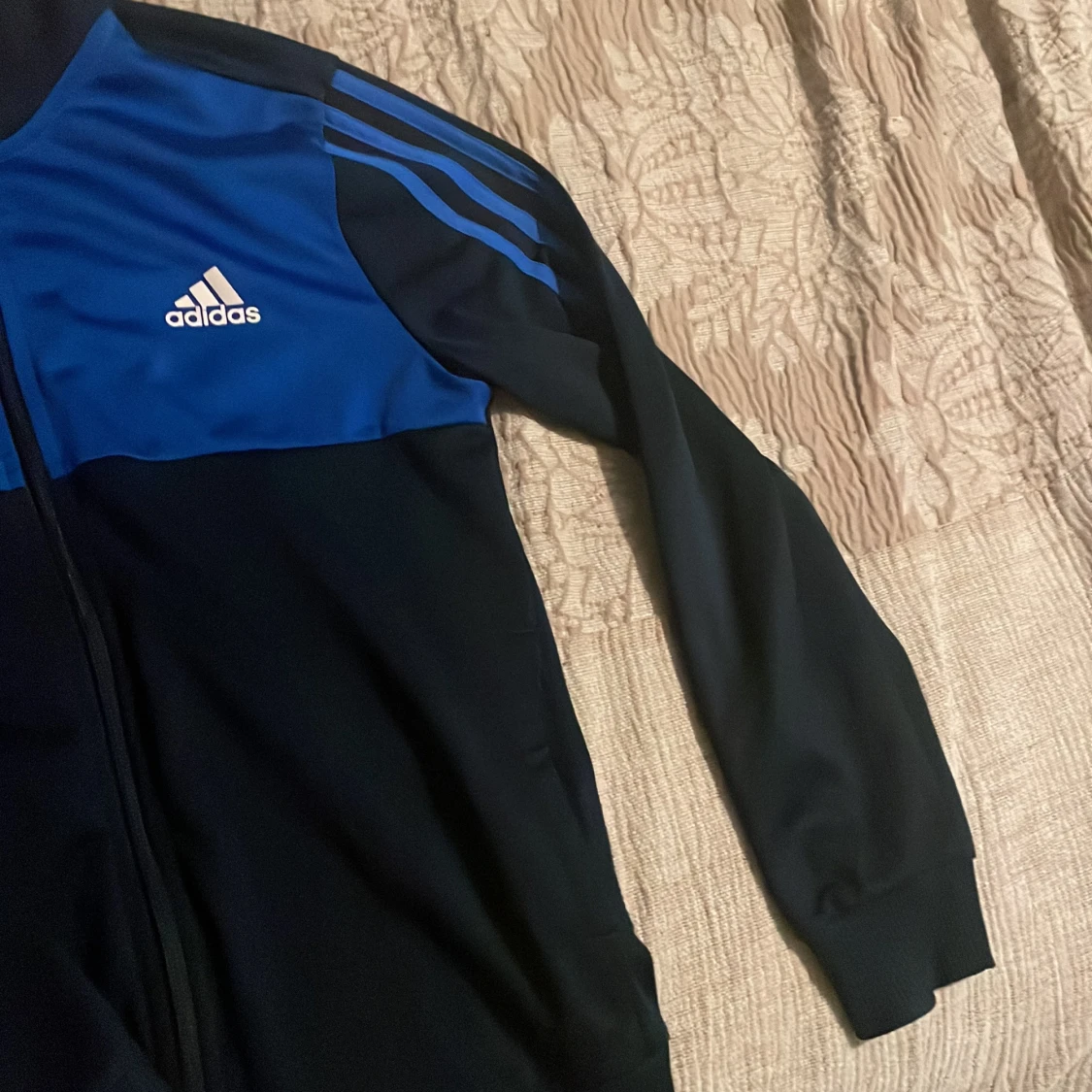 Blå och svart Adidas träningsjacka - 1