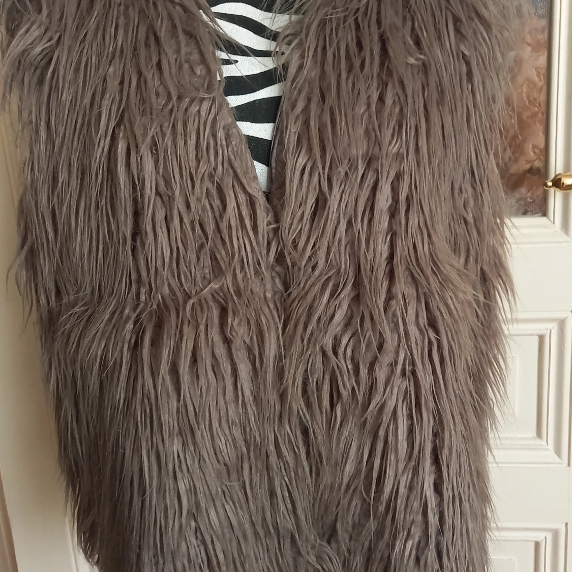 Brun långhårig pälsväst från Rich & Royal - 2