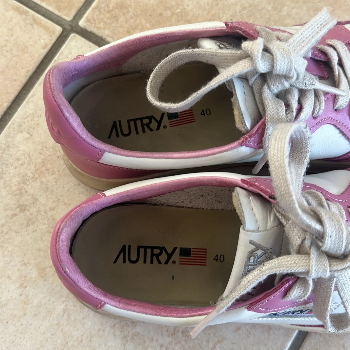 Vita och rosa sneakers från Autry  - 2