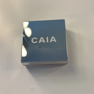 CAIA löspuder translucent matte - Caia löspuder i färgen translucent matte, har endast testat det en gång. Orginalförpackning följer med. Pris kan diskuteras