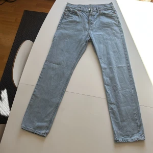 Blåa weekday space relaxed straight jeans - Ljusblåa Jeans från weekday. Passform: space relaxed straight jeans. Storlek 28/32. Säljer dem pga för små i midjan för mig.