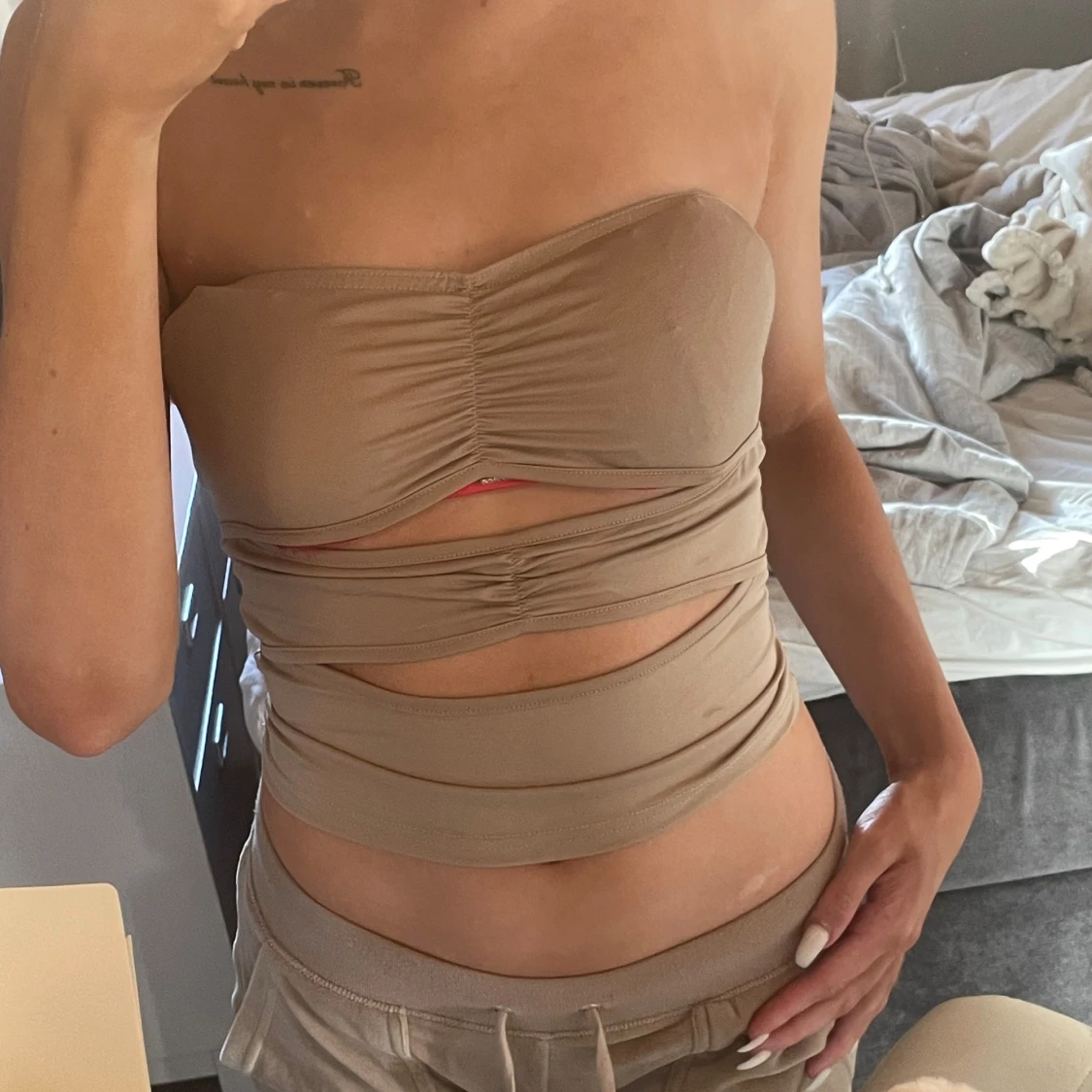 Beige bandeau tubtopp med cut outs