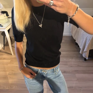 Svart t-shirt med trekvarsärm  - Svart t-shirt med trekvartsärmar, flismaterial 