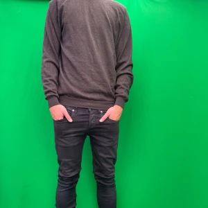 Brun Alan Paine hoodie - Säljer en snygg brun hoodie utan huva som är riktigt gott material bra till hösten och vintern!