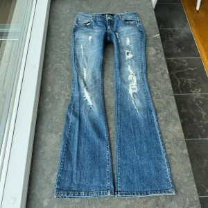 Lågmidjade jeans  - Så snygga jeans 💓Midjemått tvärsöver: 39cm Midjehöjd: 20cm Inerbens längd: 82cm. De är lite stretchiga så anpassar sig storleksmässigt 💕