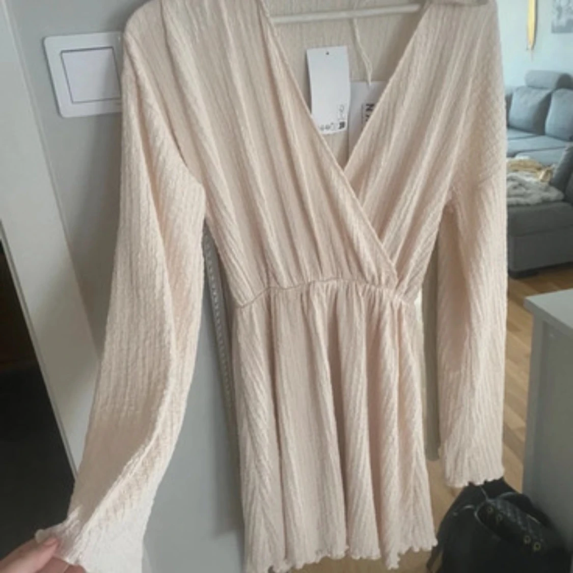 Ljus omlottklänning med vida ärmar - 2