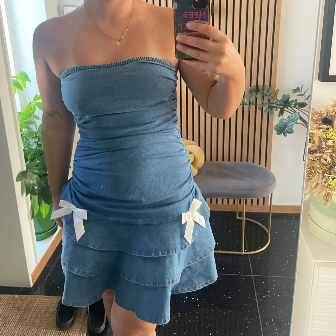 Blå  jeansklänning med volanger