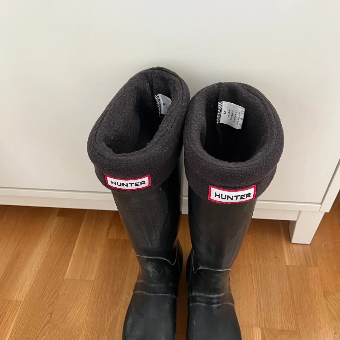 Svarta Hunter stövlar med fleecesockor - 1