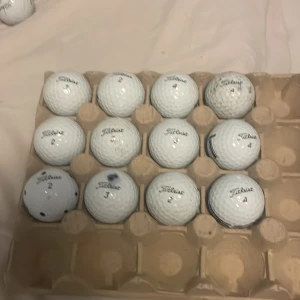 Tietlest Tour Soft 12 styck - Detta är inte en bok, utan ett set med Titleist Tour Soft golfbollar. Perfekt för dig som vill ta ditt golfspel till nästa nivå! Bollarna är i bra skick och passar både nybörjare och erfarna golfare. Satsa på kvalitet och få bättre känsla på banan.