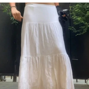 Vit långkjol i bomull - Jättefin vit långkjol från stradivarius! 💓💓