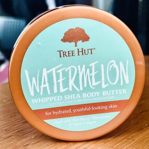Whipped shea body butter ”Watermelon” från Tree Hut! - Whipped shea body butter ”Watermelon” från Tree Hut. 240 g. Oanvänd. 