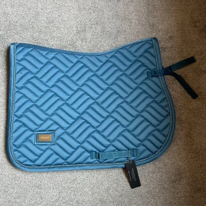 Equestrian Stockholm - Säljer ett helt nytt blått schabrak från Equestrian Stockholm i storlek FULL. Det har inte kommit till användning och därför bara legat i ett skåp. Säljer det för 750 eftersom det aldrig är använt och jätte bra skick. 