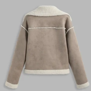 Beige teddyjacka från Cider - Snygg beige teddyjacka med vit fuskpäls på krage, ärmslut och nederkant. Jackan har dragkedja framtill, två fickor och en loose passform. Perfekt för kalla dagar när du vill vara både varm och trendig.