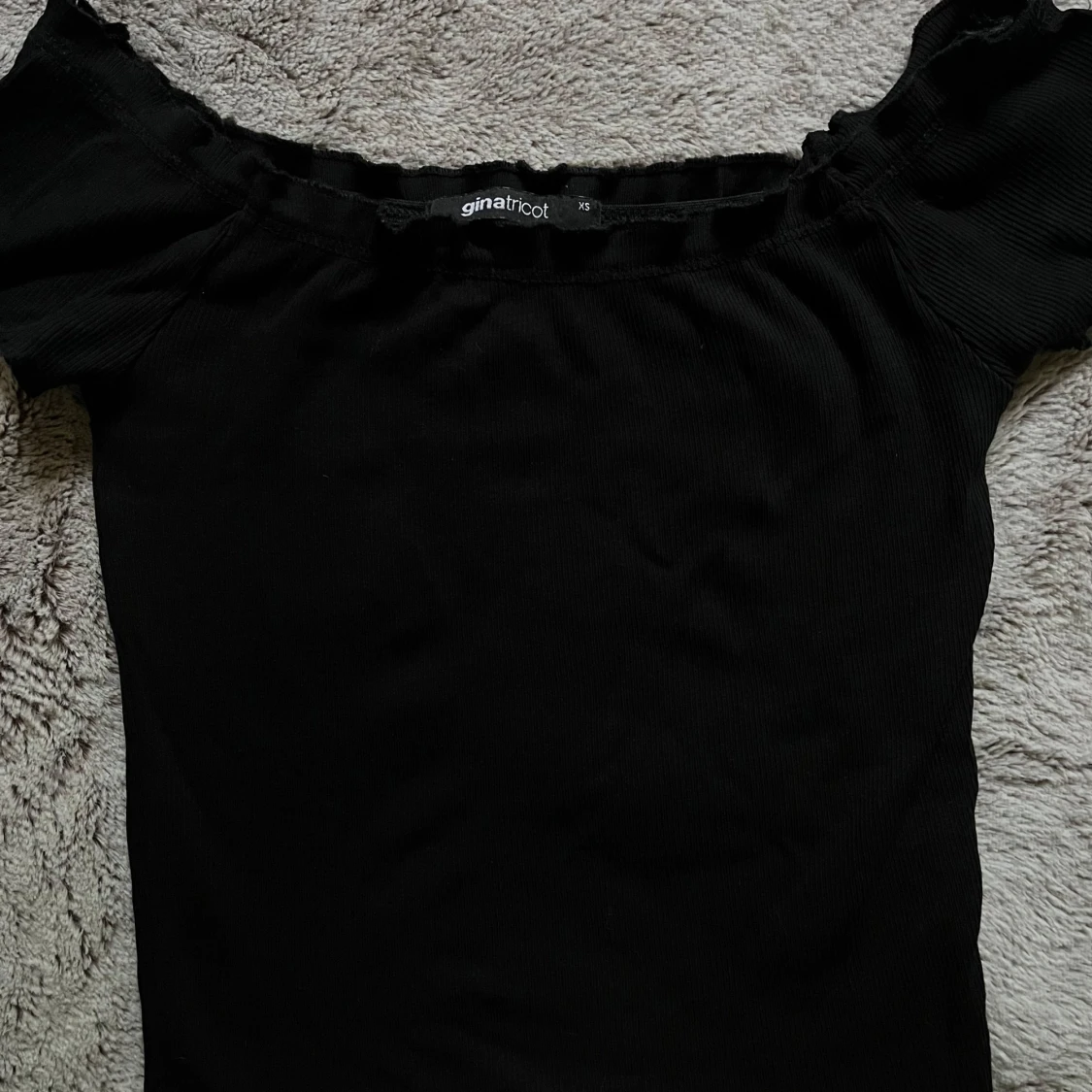 Svart offshoulder topp Gina Tricot XS - 1