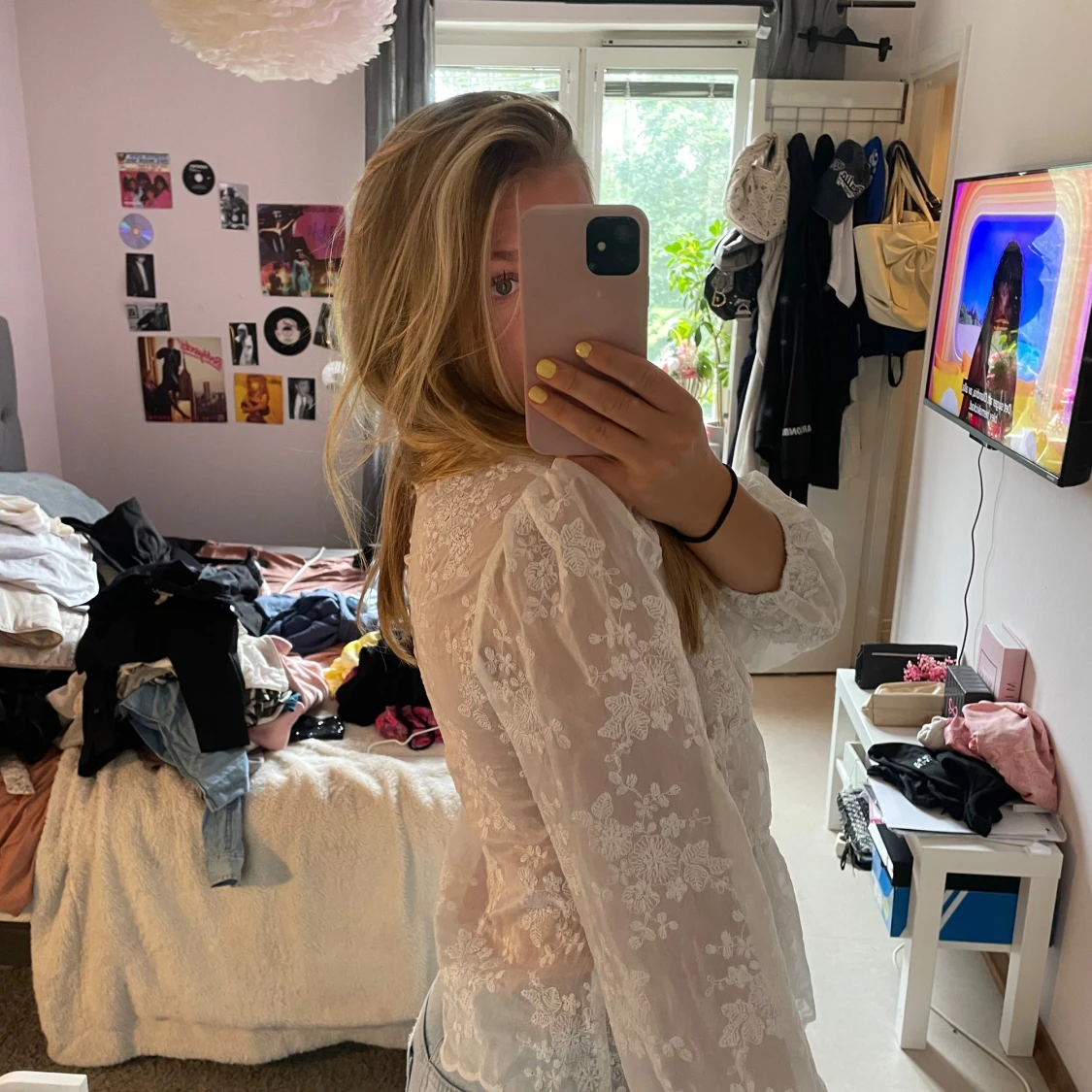 Vit blommig blus med knappar - 2