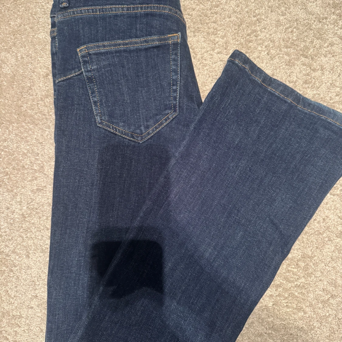 Mörkblå bootcut jeans från Zara