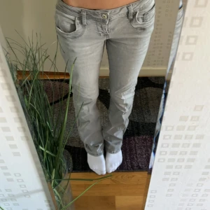 Ljusgrå jeans från LTB - Säljer ett par ljusgrå jeans från LTB med klassisk femficksdesign och dragkedja. Jeansen har raka ben och normal passform, perfekt för dig som gillar en clean och enkel look. Materialet är mjukt och stretchigt för extra komfort. Storlek 28/32, passar en S skulle jag säga.