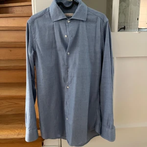 Luca Faloni skjorta - Skjorta i borstad bomull från Luca Faloni. Storlek 38/S. Bra skick förutom några små defekter