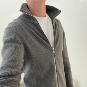 Fullzip från Ljung - En fullzip från Ljung storlek S men passar främst M. Butikspris är 1400 kr. Tröjan har inga missfärgningarna/fel eftersom den är väldigt lite använden.