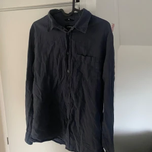 Skjorta från J.Lindeberg - Snygg Blå Flannellskjorta från J.Lindeberg. Storlek M och Bra Skick.