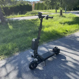 Kukirin g2pro  -  Kukirin är till salu 2024 modell den har bak och fram punktering friria däck. Helt ny. Den kör 55kmh och har en räckvidd på 55km.