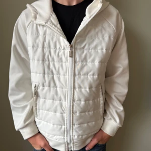 Vit cardigan  - En vit cardigan som passar bra nu till höst. Den är varm och mycket bekväm. Passar alla från 170-180 det beror på hur du vill att den sitter. 